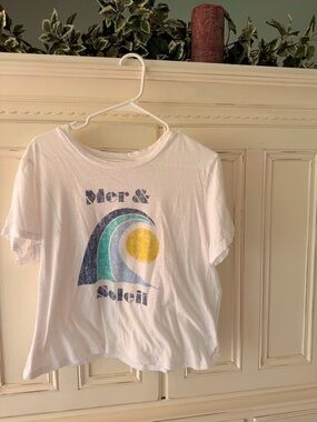 Sundry White Graphic Tee with Retro Wave Design, GUC, French for Sea & Sun!🌊☀️